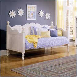 Samuel Lawrence Furniture Seabrook Youth Cottage Wood Daybed in White Finish by Samuel Lawrence Furniture