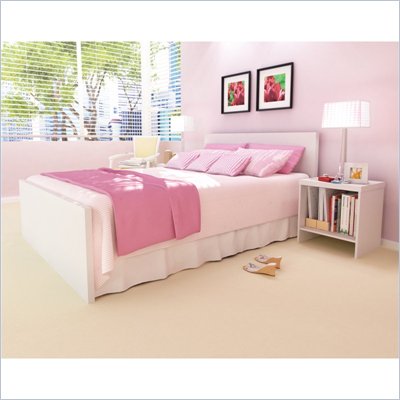 Sonax Brook Queen Bed and Nightstand Set with Footboard in Frost White