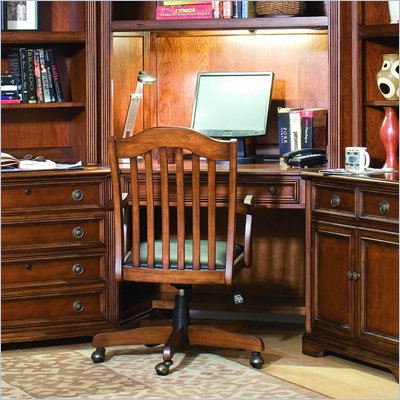 Hooker Furniturer Brookhaven Corner Desk in Distressed Clear Cherry