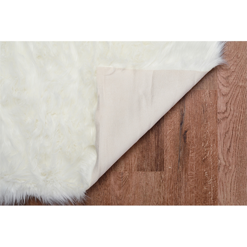 Linon Shep Faux Fur Tufted Acrylic 3'x5' Rug in White
