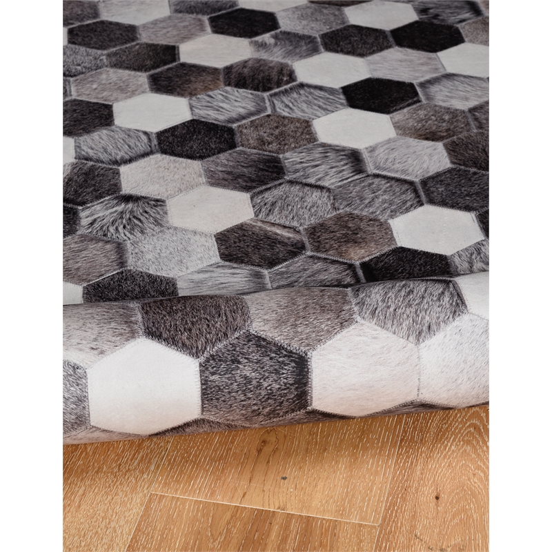 Linon Laredo Montez Woven Polyester 5'x7' Rug in Gray