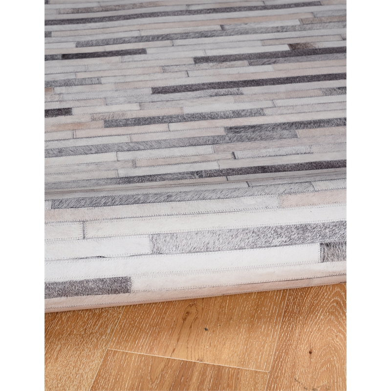 Linon Laredo Tanner Woven Polyester 5'x7' Rug in Gray