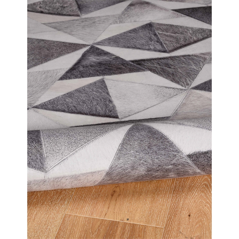 Linon Laredo Trenton Woven Polyester 5'x7' Rug in Gray