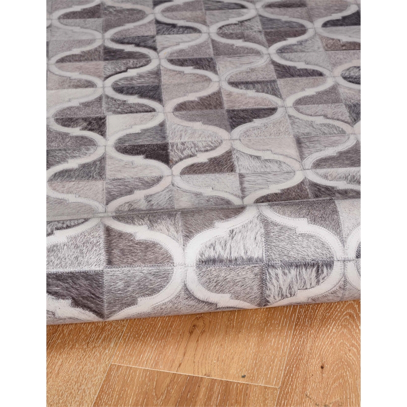 Linon Laredo Brim Woven Polyester 5'x7' Rug in Gray