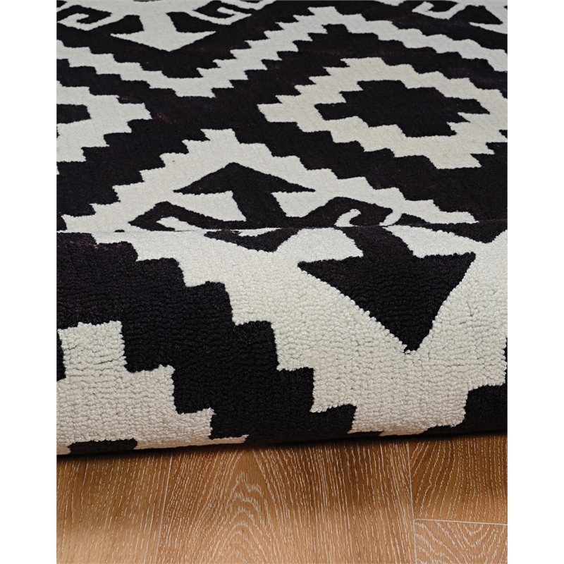 Linon Tripoli Spacely Polyester 5'x7' Rug in Ivory and Black