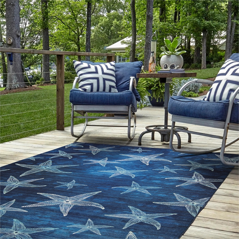 Linon Indoor Outdoor Machine Washable Bondi Polyester Area 5'x7' Rug in Blue