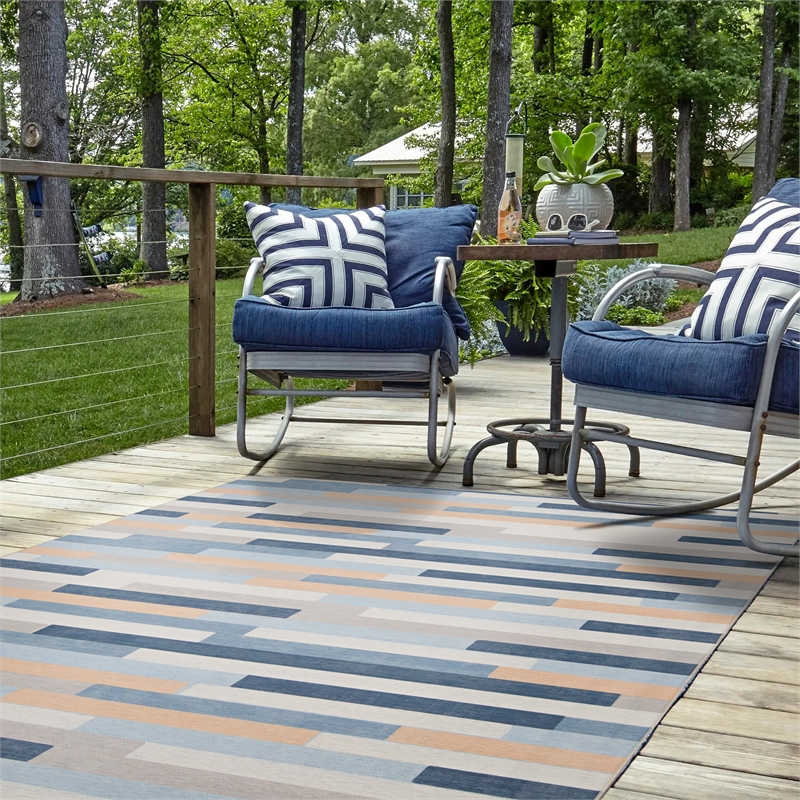 Linon Indoor Outdoor Machine Washable Bali Area 5'x7' Rug in Ivory and Blue