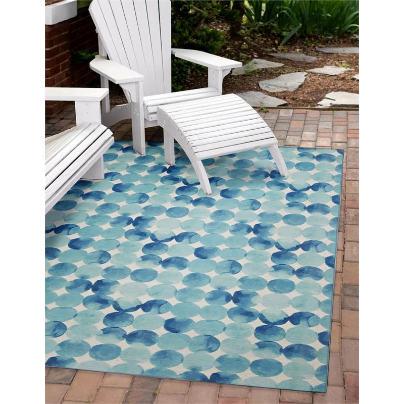 Linon Indoor Outdoor Machine Washable Cayman Area 5'x7' Rug in Blue and Ivory