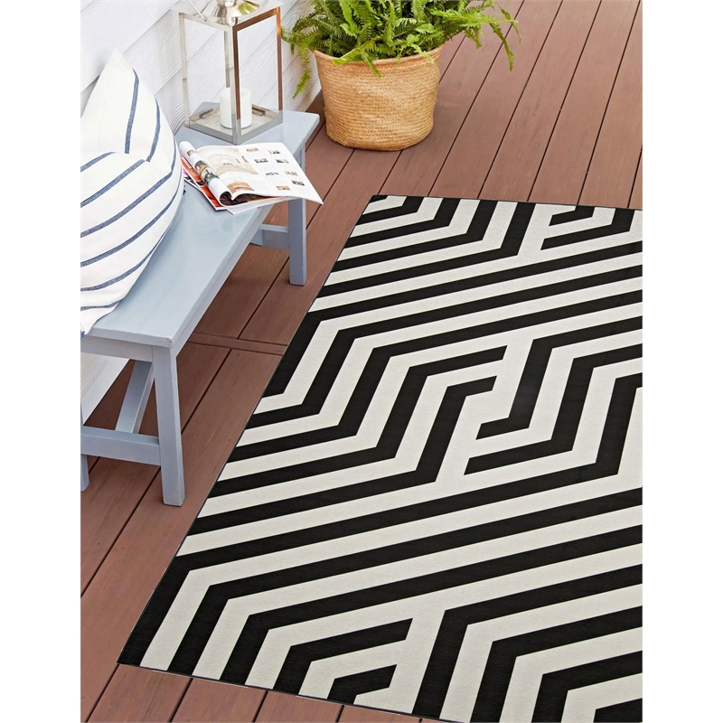 Linon Indoor Outdoor Machine Washable Kona Accent 3'x5' Rug in Ivory and Black