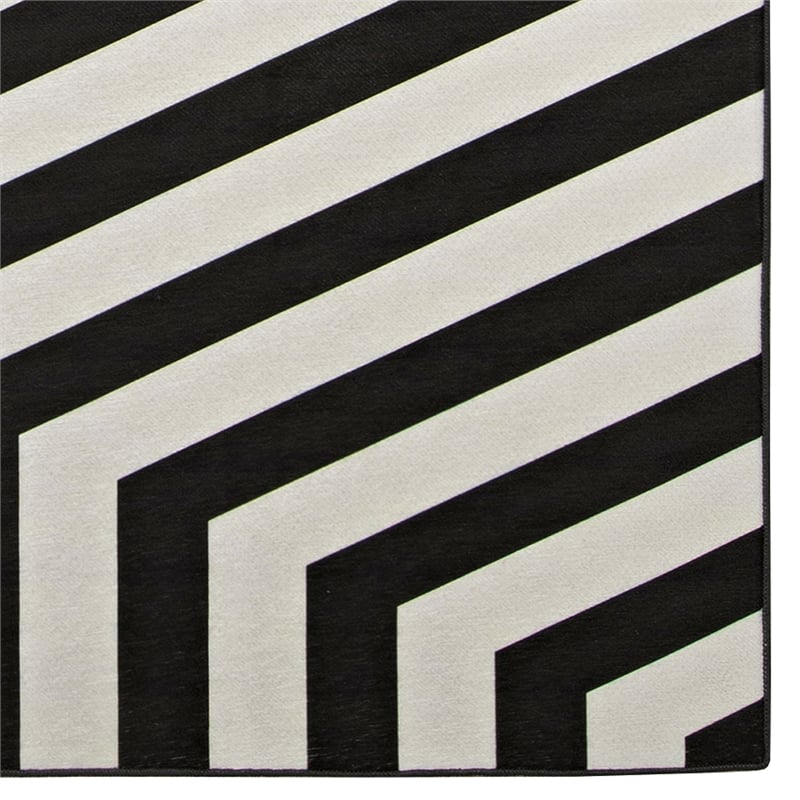 Linon Indoor Outdoor Machine Washable Kona Accent 3'x5' Rug in Ivory and Black