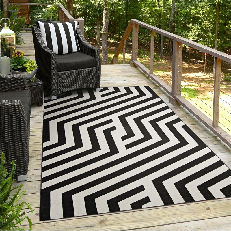 Linon Indoor Outdoor Machine Washable Kona Area 5'x7' Rug in Ivory and Black