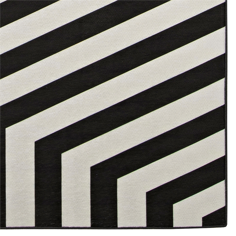 Linon Indoor Outdoor Machine Washable Kona Area 7'x9' Rug in Ivory and Black