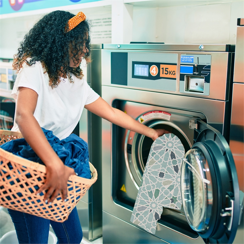 Linon Indoor Outdoor Machine Washable Baffin Area 7'x9' Rug in Green and Ivory