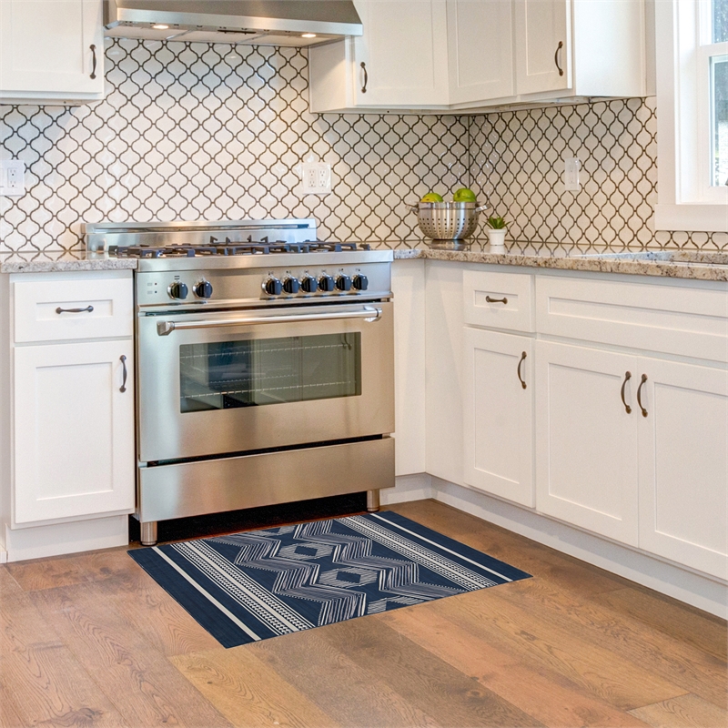 Linon Indoor Outdoor Machine Washable Danton Accent 2'x3' Rug in Navy