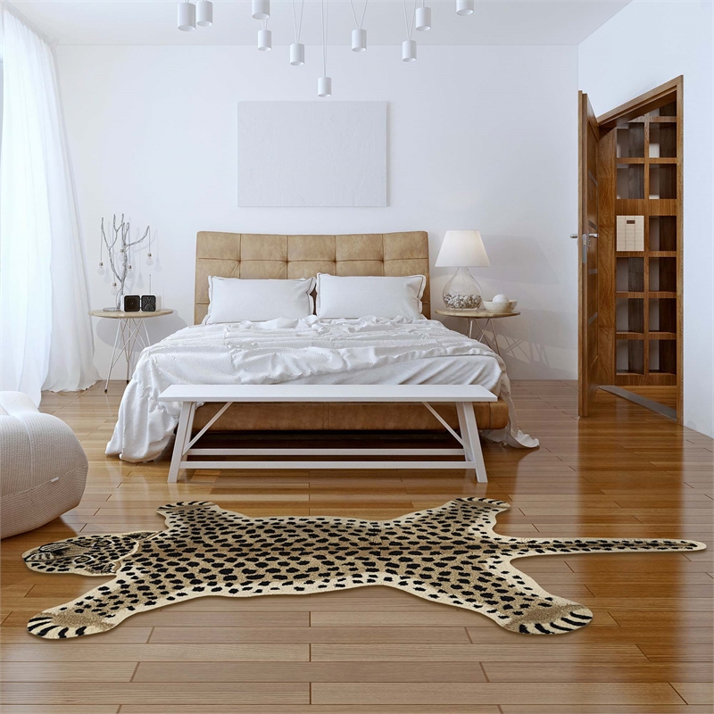 Linon 3' X 5' Jungle Cheetah Shaped Accent Rug in Gold and Black Wool