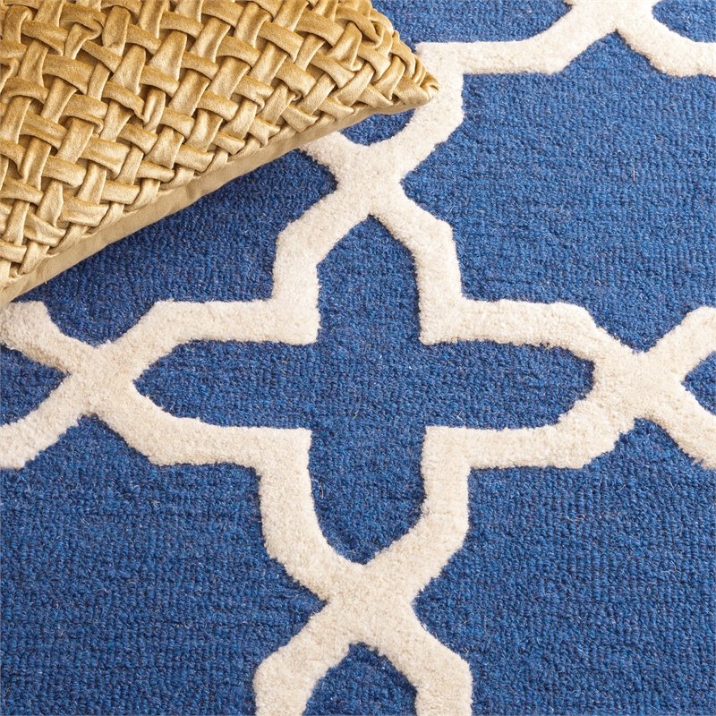 Safavieh Cambridge 6' X 6' Round Wool Hand Tufted Rug in Navy / Ivory