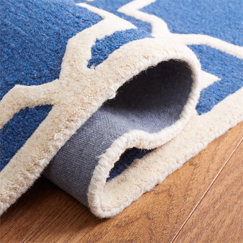 Safavieh Cambridge 6' X 6' Round Wool Hand Tufted Rug in Navy / Ivory