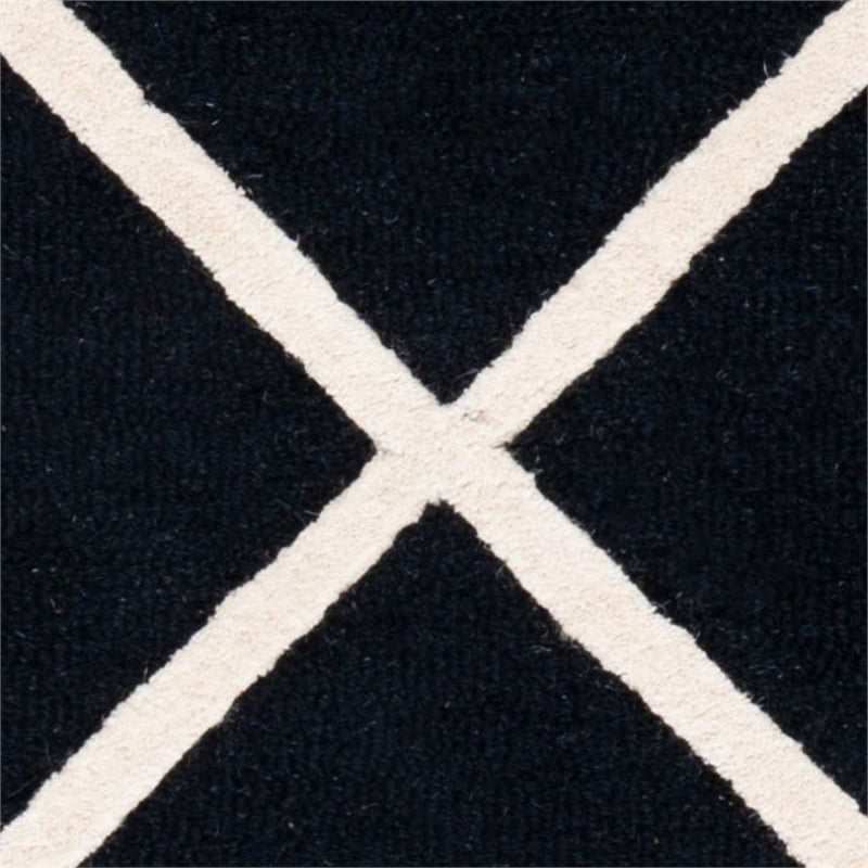Safavieh Cambridge 4' X 6' Hand Tufted Wool Rug in Black and Ivory