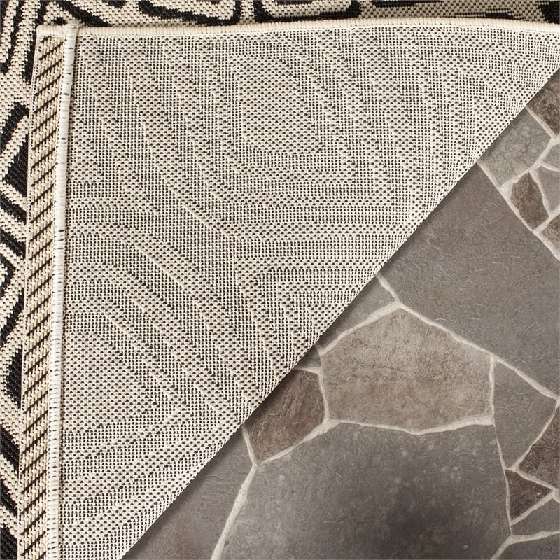 Safavieh Courtyard 6'7