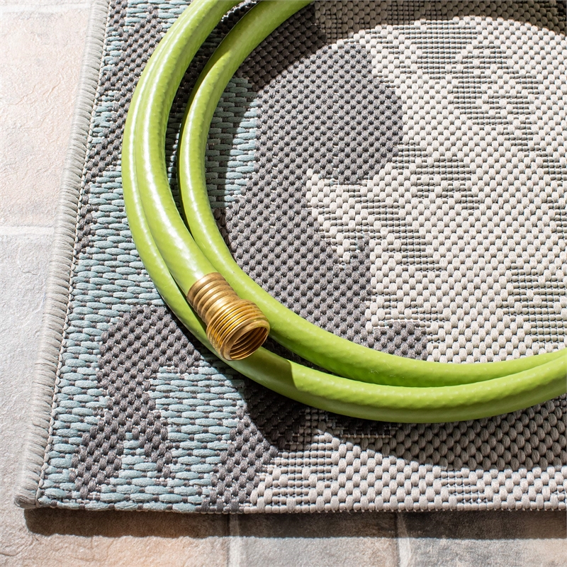 Safavieh Courtyard 2' X 3'7