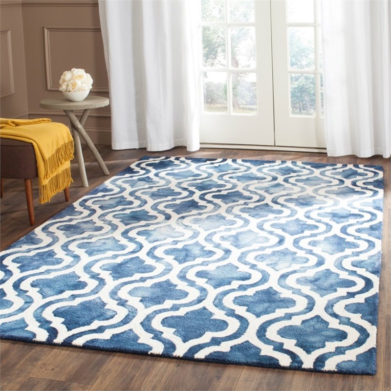Safavieh Dip Dye 7' Round Hand Tufted Wool Rug in Navy and Ivory