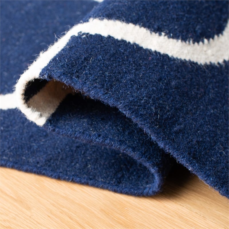 Safavieh Dhurries 4' X 6' Hand Woven Flat Weave Rug in Navy and Ivory