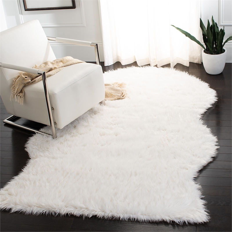 Safavieh Faux Sheep Skin 5' X 7' Power Loomed Acrylic Rug in Gray