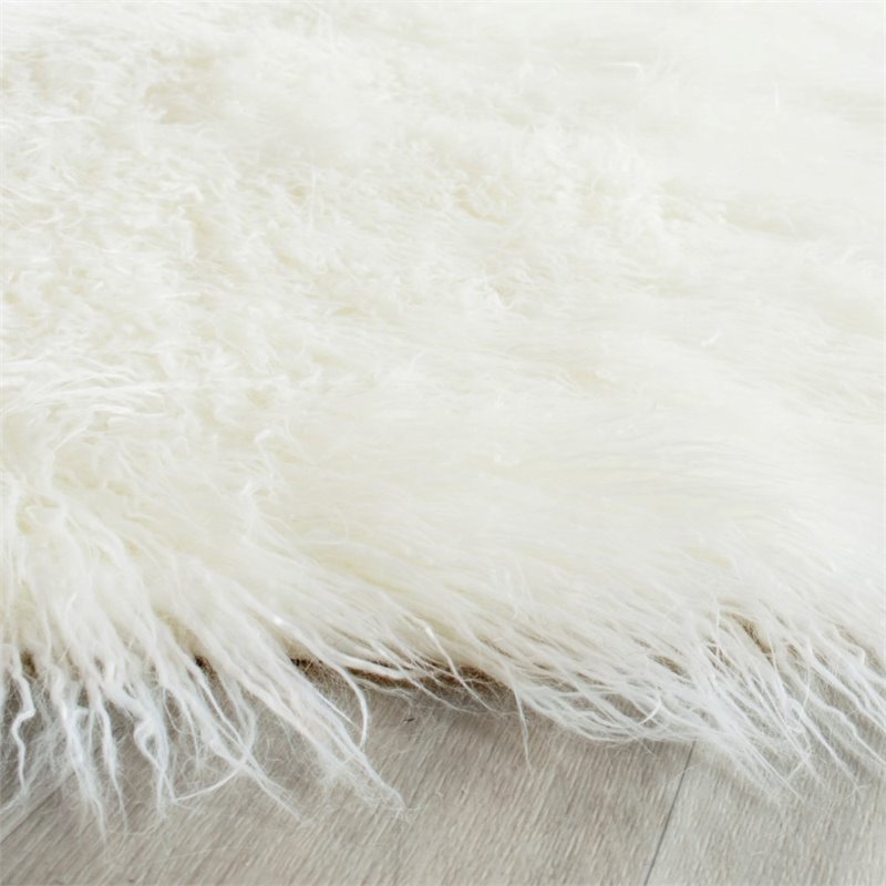 Safavieh Faux Sheep Skin 8' X 10' Power Loomed Acrylic Rug in Ivory