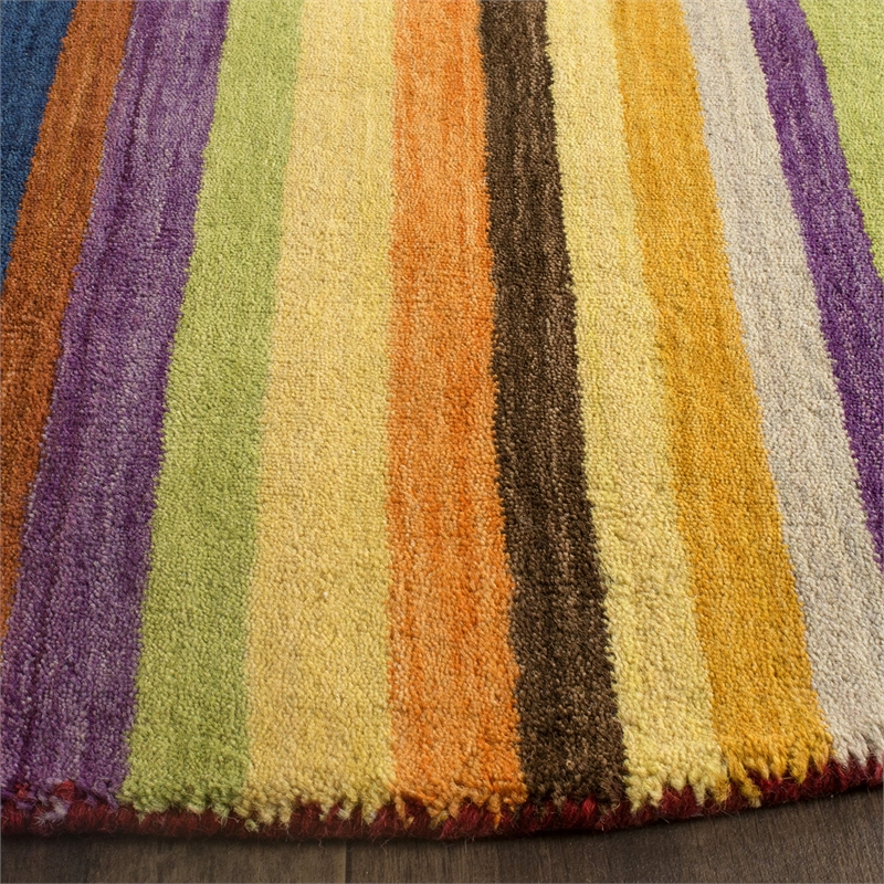 Safavieh Himalaya 6' Round Hand Loomed Wool Pile Rug in Red