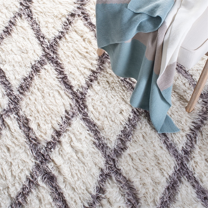 Safavieh Kenya 6' X 9' Hand Knotted Rug in Ivory and Gray