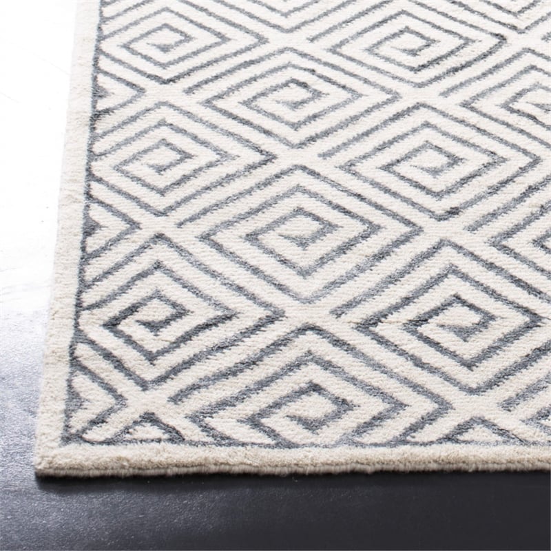 Safavieh Mosaic 4' X 6' Hand Knotted Rug in Beige and Gray