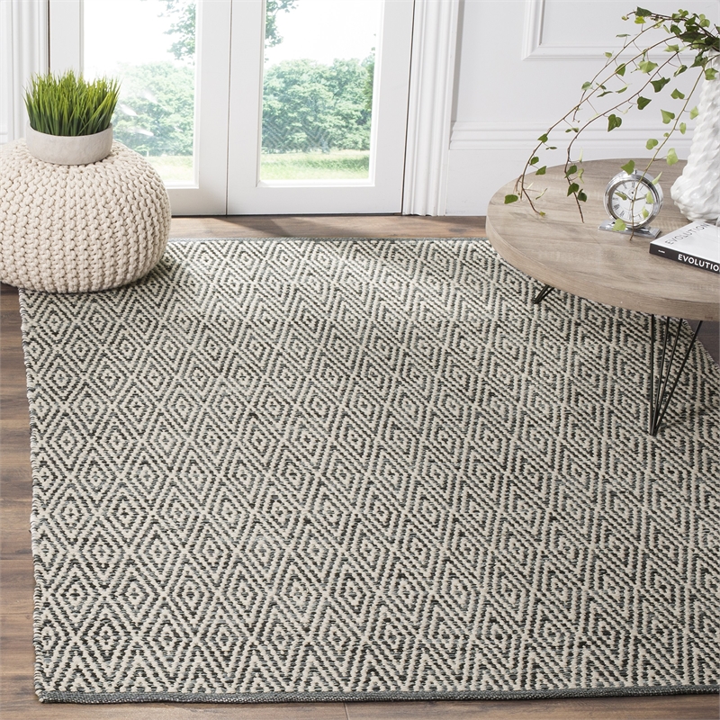Safavieh Montauk 5' X 7' Hand Woven Cotton Rug in Ivory and Dark Gray