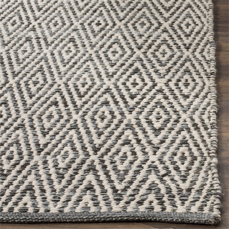 Safavieh Montauk 5' X 7' Hand Woven Cotton Rug in Ivory and Dark Gray