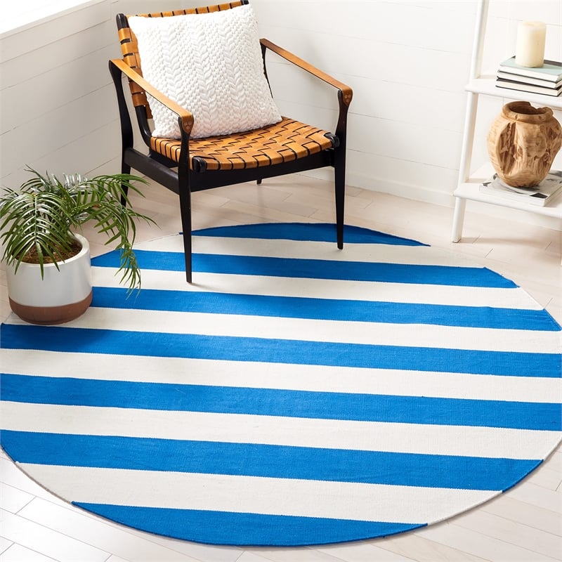 Safavieh Montauk 4' Round Hand Woven Cotton Rug in Blue and Ivory