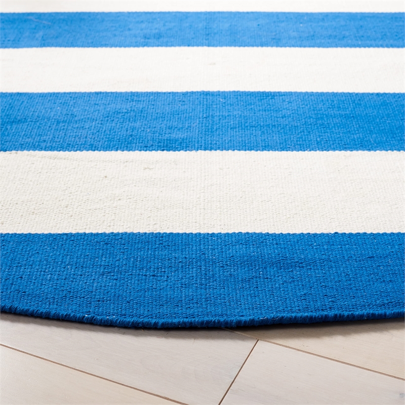 Safavieh Montauk 4' Round Hand Woven Cotton Rug in Blue and Ivory