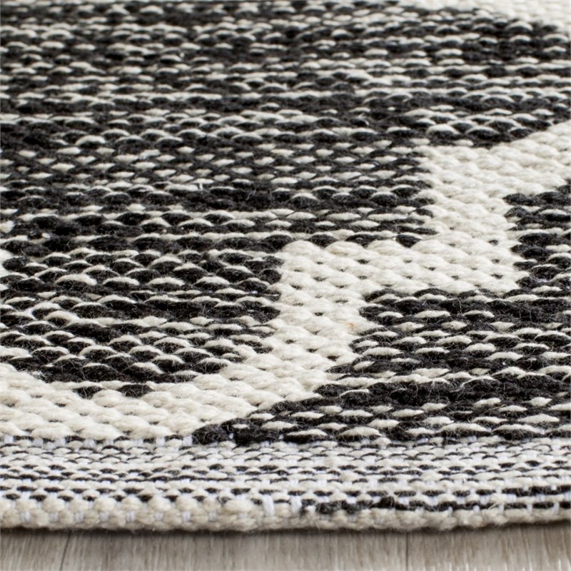 Safavieh Montauk 5' X 7' Hand Woven Cotton Pile Rug in Black and Ivory