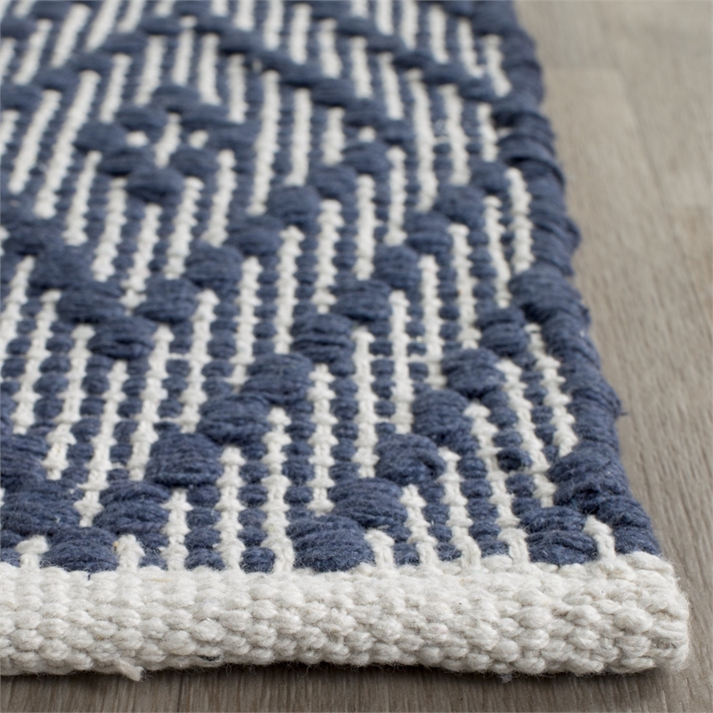 Safavieh Montauk 5' X 7' Hand Woven Cotton Pile Rug in Navy and Ivory