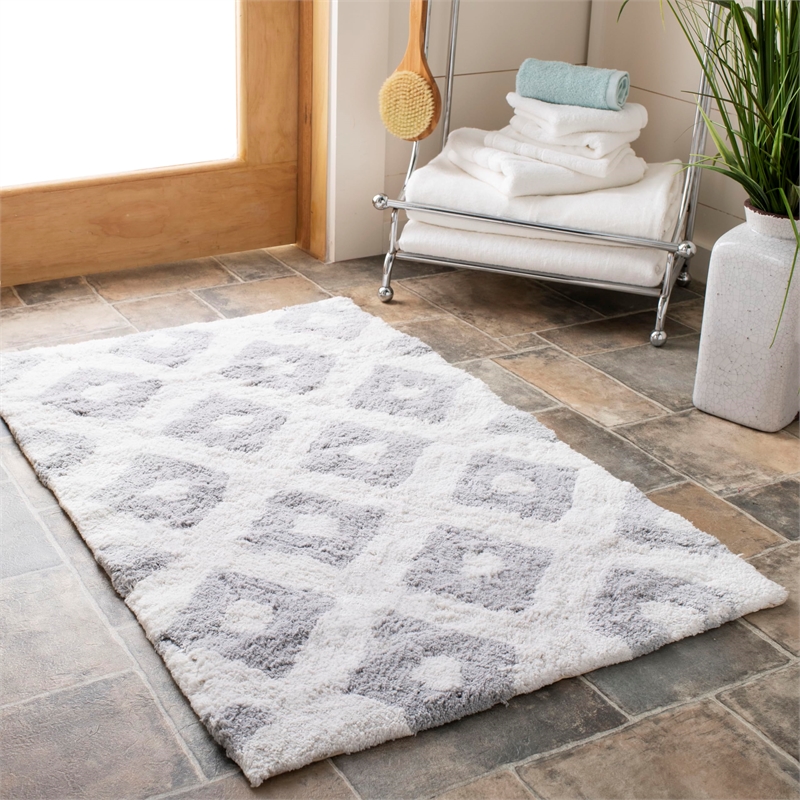 Safavieh Plush Master Bath 1'9