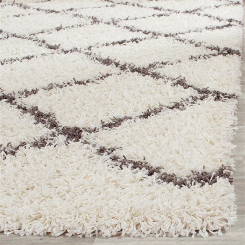 Safavieh Dallas Shag 4' X 6' Power Loomed Rug in Ivory and Dark Green