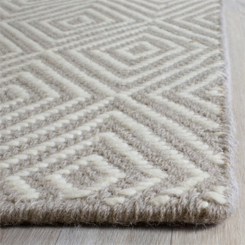 Safavieh Wilton 4' X 6' Handmade Rug in Silver and Ivory