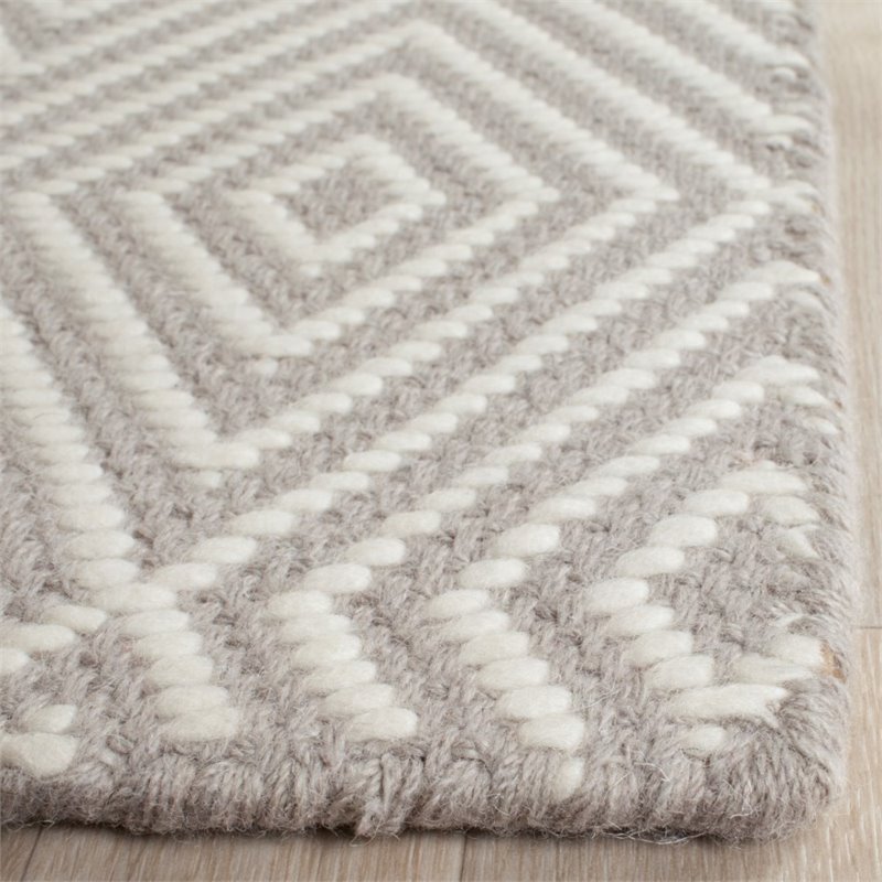 Safavieh Wilton 4' X 6' Handmade Rug in Silver and Ivory