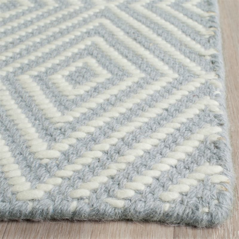 Safavieh Wilton 5' X 8' Handmade Rug in Light Blue and Ivory
