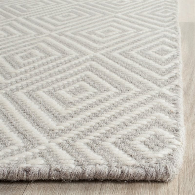 Safavieh Wilton 4' X 6' Handmade Rug in Light Gray and Ivory