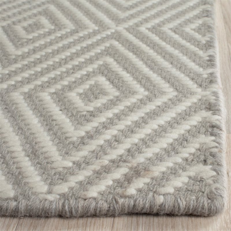 Safavieh Wilton 4' X 6' Handmade Rug in Light Gray and Ivory