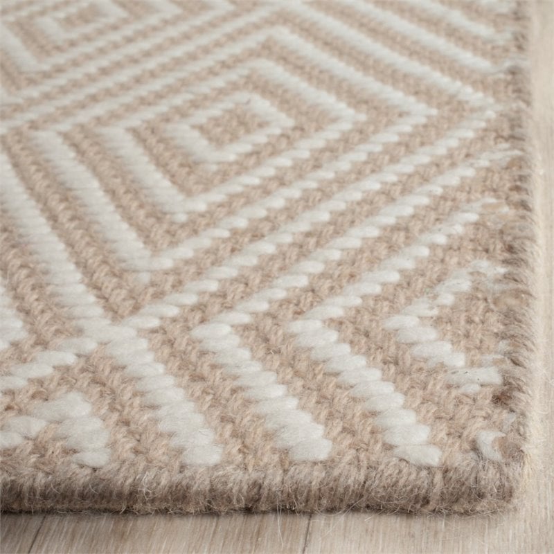 Safavieh Wilton 4' X 6' Handmade Rug in Beige and Ivory