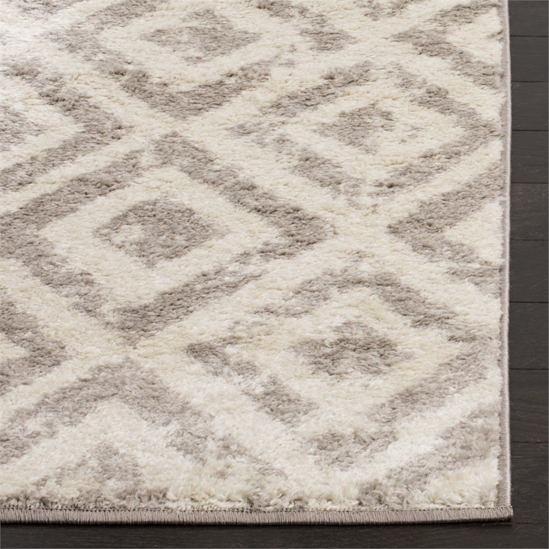 Safavieh Amsterdam 4' X 6' Rug in Ivory and Mauve