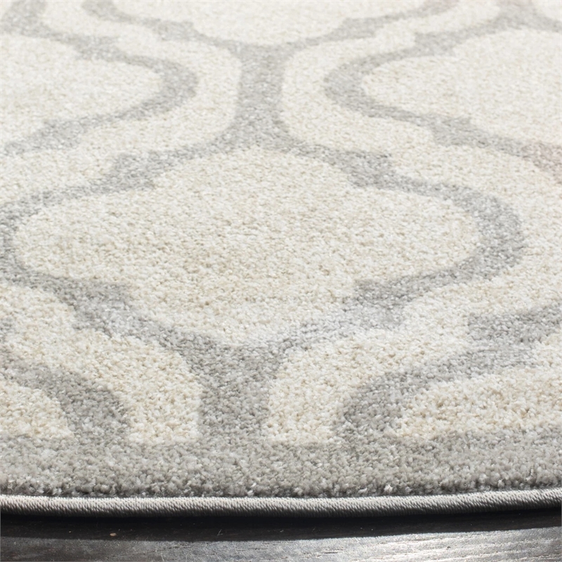 Safavieh Amherst 7' X 7' Round Rug in Ivory and Light Gray