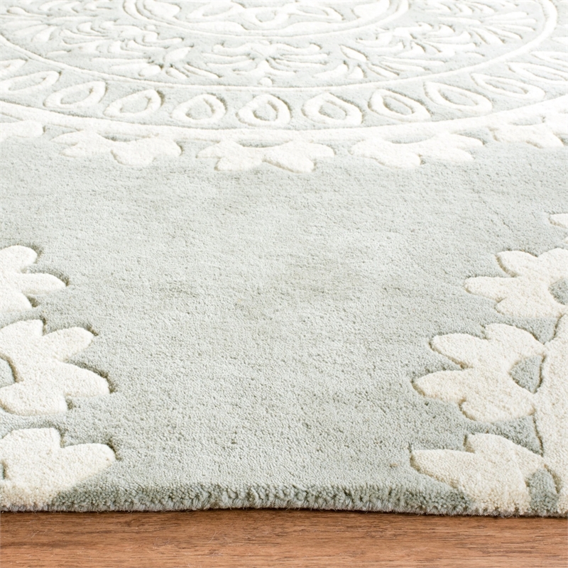 Safavieh Bella 5' X 5' Round Hand Tufted Wool Rug in Gray and Ivory