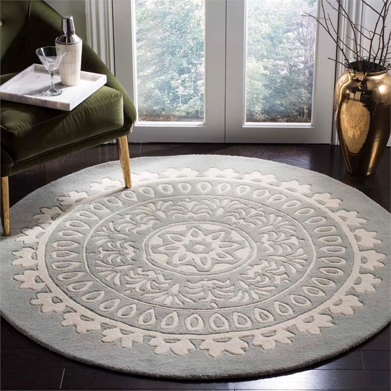 Safavieh Bella 5' X 5' Round Hand Tufted Wool Rug in Gray and Ivory