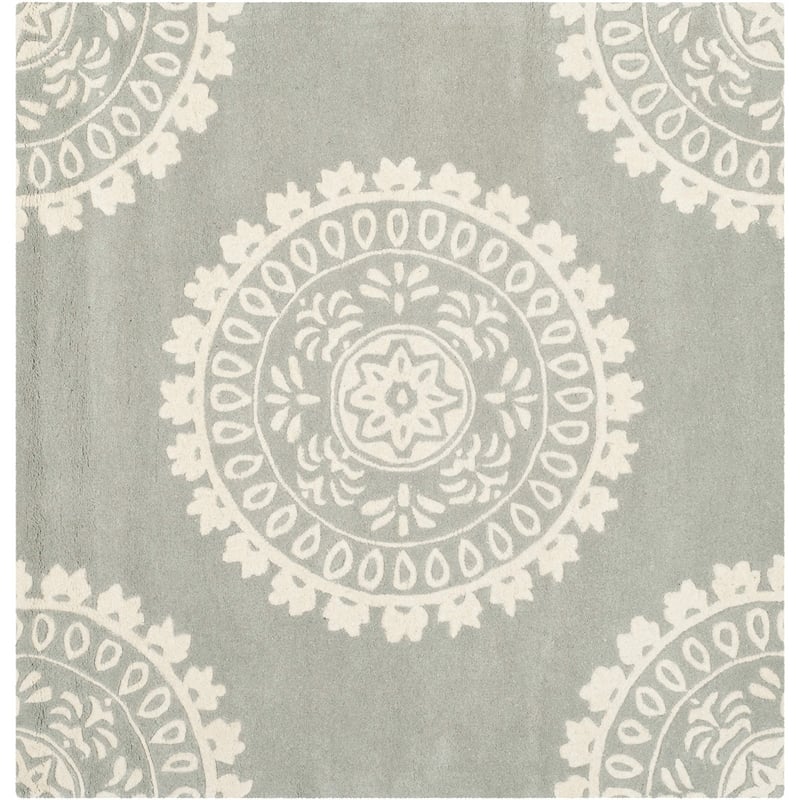 Safavieh Bella 5' X 5' Square Hand Tufted Wool Rug in Gray and Ivory